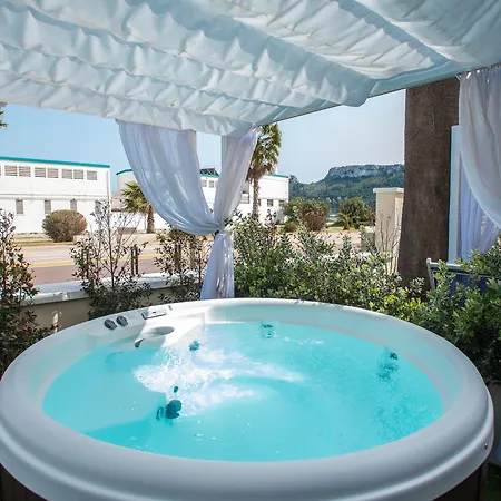 Nautilus Hotel